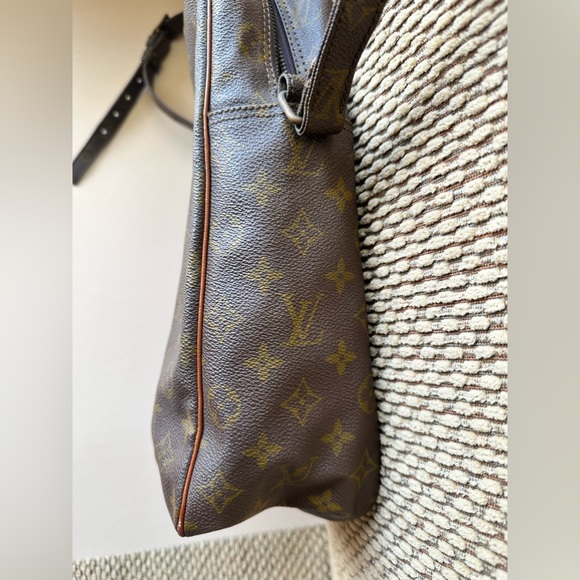 Vintage authentic Louis Vuitton Crossbody Bag. - Picture 5 of 10